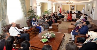 Vali Azizoğluna 17 Farklı Ülkeden Öğrenci Ziyareti