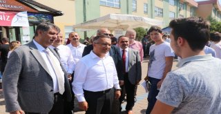 Vali Çeber Ve Rektör Polat Kayıt Yapan Öğrencilerle Bir Araya Geldi