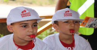Çocuklar Kırmızı Düdük İle Sürücüleri Uyaracak