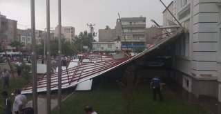Adıyamanda Şiddetli Fırtına Çatıları Uçurdu