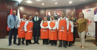 Mutlu Kafe Çalışanları Ticaret Odası Meclis Toplantısına Renk Kattı