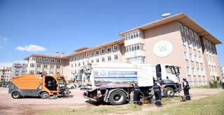 Selçukluda Okul Bahçeleri Temizlendi