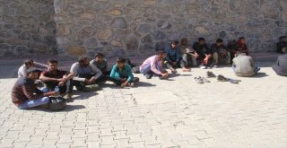 Başkalede 43 Kaçak Göçmen Yakalandı