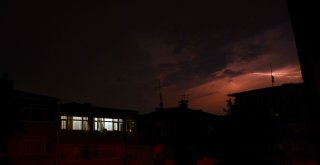 İstanbulda Şimşekler Geceyi Aydınlattı