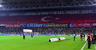 Fenerbahçeli Futbolcular Cumhuriyet Bayramını Kutladı