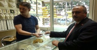 Cumhurbaşkanı Erdoğanın Çağrısı Üzerine Dolar Ve Altınlarını Bozdurdu