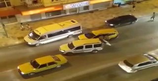 Şehir Magandaları Taksi Şoförüne Sokak Ortasında Dehşeti Yaşattı