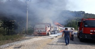 Köşkte Saman Yüklü İki Kamyon Kül Oldu