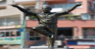 Aliağada Harmandalı Oynayan Atatürk Heykeli Beğenildi