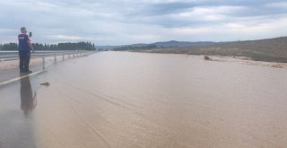 Aşırı Yağış Nedeniyle Araçlar Yolda Mahsur Kaldı