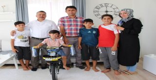 Başkan Tutaldan 5 Yaşındaki Çocuğa Hediye Bisiklet