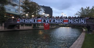 Kız Arkadaşa Doğum Gününde Sürpriz Evlilik Teklifi