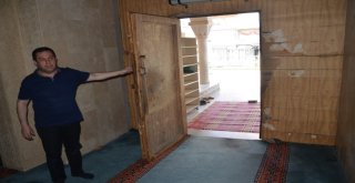 Cami Cemaati Camide Yönetime Tepki Gösterdi