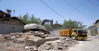 Beydağında Yıkılan Yapıların Molozları Kaldırılıyor