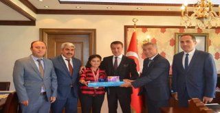 Masa Tenisinde Dereceye Giren Genç Sporcuya Ödül