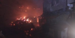 Çorumda Yangın: 2 Ev Kül Oldu