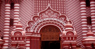 Hint Okyanusunun Ortasında Kırmızı Mescit