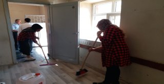 Üniversite Öğrencileri Köy Okulunu Onardı