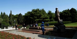 Cumhurbaşkanı Erdoğan, Baküde Türk Şehitliğini Ve Aliyevin Kabrini Ziyaret Etti