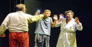 Erkekler, Futbol Ve Dahası Aliağada Sahnelendi