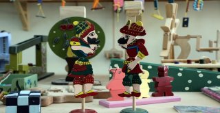 Çocukları İçin Organik Oyuncak Üretiyorlar