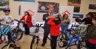 Başarılı Öğrenciler Bisikletle Ödüllendirildi