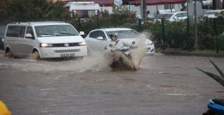 Bodrumda Beklenen Yağış Gerçekleşti, Sokaklar Göle Döndü