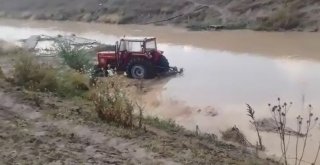 Traktörler Sel Sularına Kapıldı