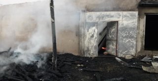 Gergerde Ahır Yangını Paniğe Neden Oldu
