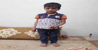 Kum Yığının Altında Kalan Çocuğu Elleriyle Kazarak Kurtardılar