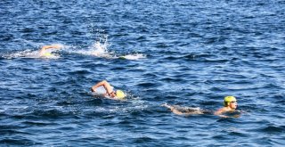 Boğazı Yüzerek Geçtiler