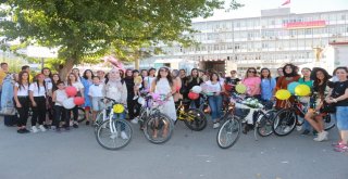 Süslü Kadınlar Pedal Çevirdi