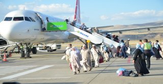 Nevşehirli Hacılar Kutsal Topraklardan Dönmeye Başladı