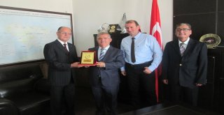 Thkdan Erdek Kaymakamına Plaket