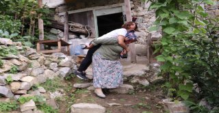 Rizede Yol Olmadığı İçin Sırtta Taşınarak Evine Ulaşan Ms Hastasına Vatandaşlardan Destek