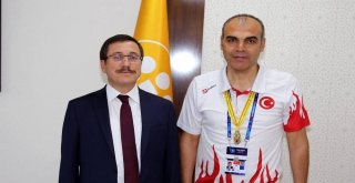 Dr. Ilkım Dünya Güreş Şampiyonası Finalini Yönetti