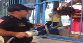 Kafası Demir Parmaklıklara Sıkışan Minik Kızı İtfaiye Kurtardı