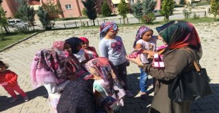 Gönüllü Gençlerden Öğrencilere Hediye