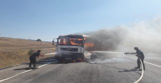 Karayolunda Tır Alev Alev Yandı