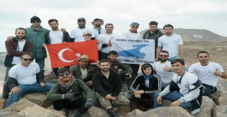 Süphan  Dağında İngiliz Uçağının Parçalarını Bulundu