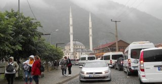 Uzungöle Akın Eden Turistler Trafiği Saatlerce Kilitledi