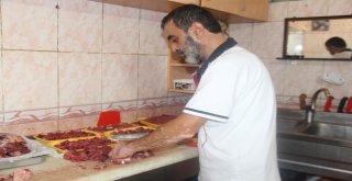 Elazığda Kasapların Kıyma Çekme Mesaisi