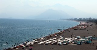 Antalyada Sahillerde Bayram Yoğunluğu