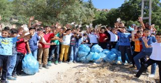 Öğrenciler Yarım Saatte 2 Kamyon Çöp Topladı