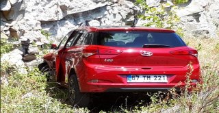 Kayalıklara Çarpan Otomobilin Sürücüsü Yaralandı