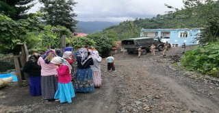 Heyelan Sonucu Evlerinden Tahliye Edilenlere Devlet Eli