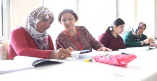 Çoban Kadınların Okuma Yazma Sevinci