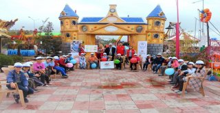 Çocuklar Lunaparkta Gençlerle Eğlendi