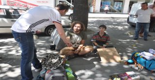 Dünya Turu İçin Otostopla Şehir Şehir Gezerek Bileklik Satıyorlar