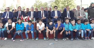 Karsta Güneş Altında Kalan Öğrencileri Vali Doğan Kurtardı